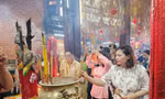 Người Cần Thơ nô nức đi lễ chùa đầu năm mới
