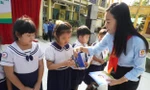 Tặng quà học sinh