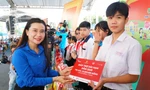  Bí thư T.Ư Đoàn tặng quà Tết cho thiếu nhi An Giang