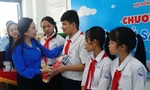 Hội Đồng Đội Trung ương tặng tủ sách và học bổng cho thiếu nhi Bến Tre