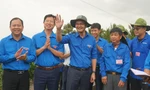 Anh Bùi Quang Huy thăm sinh viên tình nguyện