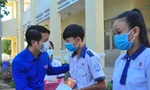 Bí thư Trung ương Đoàn tặng quà cho học sinh Trà Vinh