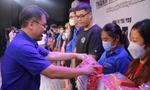 Tặng quà thanh niên công nhân