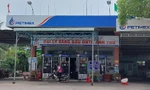 Nhiều cửa hàng treo biển ‘Hết xăng’ mở bán trở lại