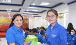 Tặng quà cán bộ đoàn