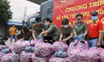 Tuổi trẻ công an thành phố Cần Thơ tặng 2 tấn khoai cho người dân ở quận Ninh Kiều