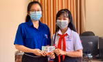 Đội viên TP Cao Lãnh đập heo đất ủng hộ Quỹ vắc-xin phòng dịch