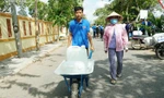 Bạn trẻ miền Tây nghỉ lễ hỗ trợ nước ngọt giúp người dân mùa hạn mặn 