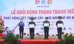 Trao lá cờ tổ quốc cho đồn biên phòng