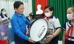 Bí thư thứ nhất Trung ương Đoàn tặng quà thiếu nhi Tiền Giang