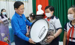 Bí thư thứ nhất Trung ương Đoàn tặng quà thiếu nhi Tiền Giang