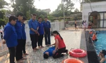 Cán bộ Đoàn dạy bơi, dạy hát cho trẻ dịp hè
