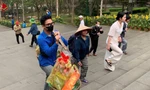 Thanh niên tình nguyện hỗ trợ du khách về dâng hương các Vua Hùng
