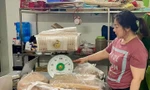 Cơ sở sản xuất giò chả sử dụng chất cấm bị công an ‘sờ gáy’