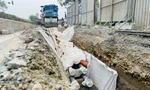 Hà Nội: Đường 10 làn mới thảm xong lại bị đào, rạch dài suốt tuyến