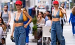 Emily Ratajkowski mặc bra xẻ bạo khoe vòng một ‘bốc lửa’ xuống phố