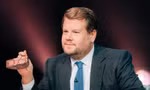 MC đình đám James Corden bị ‘ném đá’ dữ dội vì chê trứng vịt lộn, chân gà