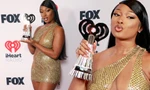 Megan Thee Stallion diện đầm ngắn cũn còn xẻ bạo đi nhận giải thưởng