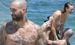 Adam Levine khoe cơ thể kín hình xăm, bế bổng bà xã ‘thiên thần nội y’ trên biển