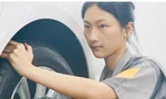 Gu Huijing chiến thắng cuộc thi sửa chữa ô tô cấp tỉnh khi mới chỉ 17 tuổi.