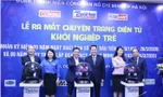 Các đại biểu nhấn nút ra mắt chuyên trang điện tử Khởi nghiệp trẻ của báo Tuổi trẻ Thủ đô.