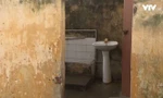 Nhà vệ sinh một trường tiểu học xuống cấp nghiêm trọng, không cửa ra vào. 