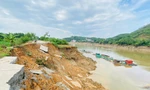 Sạt lở đê nghiêm trọng hơn 100m, chia cắt giao thông tỉnh lộ 323