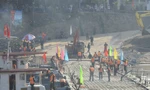 Công binh tạm tháo cầu phao Phong Châu