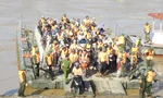 Chuyến phà chuyên dụng đầu tiên thay thế cầu phao Phong Châu 