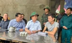 Phó Thủ tướng Hồ Đức Phớc thăm hỏi gia đình có 4 người tử vong do sạt lở ở Hòa Bình