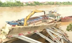 Đẩy nhanh tiến độ trục vớt phương tiện và nhịp cầu Phong Châu bị gãy 