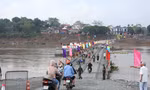 Nước sông Hồng dâng cao, tạm đóng cầu phao Phong Châu