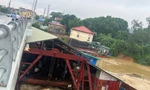 Cấm phương tiện thủy qua cầu Vĩnh Phú để vớt xà lan mắc kẹt