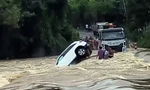 Ô tô Mercedes bị lũ cuốn trôi khi qua cầu tràn, hai người thoát chết