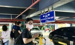 Người dân than khó khi đón xe công nghệ ở Tân Sơn Nhất