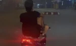 Nam thanh niên dùng chân điều khiển xe máy ở Đồng Nai