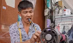 Nghề 'lụm bạc cắc' nhưng hốt bạc dịp cuối năm của đôi vợ chồng khuyết tật ở TPHCM