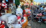 Nhộn nhịp phố bán đồ trang trí Giáng sinh ở TPHCM