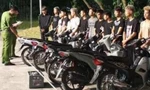 HÌNH SỰ: Nhóm thanh thiếu niên đi xe tốc độ cao, mang dao đâm người đi đường