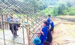 Tuổi trẻ xã rẻo cao chặt tre, đan lát dựng nhà cho người từ vùng dịch về cách ly