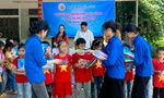 Nữ sinh 'trao tri thức đổi nụ cười' với trẻ em miền núi