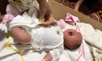 Bé gái sơ sinh bị bỏ rơi trước cổng nhà dân cùng mảnh giấy nhờ chăm sóc