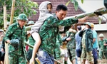 Bộ đội, công an lội bùn, dựng cầu tạm qua suối giúp người dân vùng lũ 
