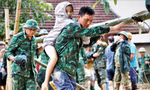 Bộ đội, công an lội bùn, dựng cầu tạm qua suối giúp người dân vùng lũ 