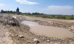 Người dân khốn khổ đi trên đường liên xã chi chít 'ổ voi'