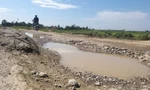Người dân khốn khổ đi trên đường liên xã chi chít 'ổ voi'