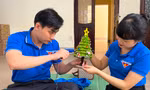 Bạn trẻ Nghệ An làm cây thông Noel tặng các em nhỏ hoàn cảnh khó khăn