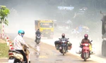Đất đá từ xe tải rơi vãi khiến quốc lộ mưa nhầy nhụa, nắng bụi mù trời
