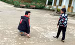 Gương sáng cậu học trò Mông dùng tay thay chân tới trường học chữ 