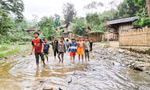 Xúc động bức thư của em nhỏ lớp 1 dùng tiền mừng tuổi ủng hộ xây cầu vượt lũ